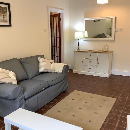 1 - Bed Ground Floor Apartment テンビー エクステリア 写真
